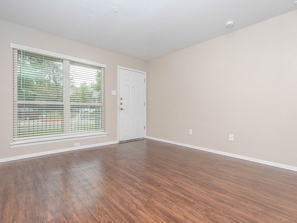 2 Bedroom 1 Bathroom entry way/foyer