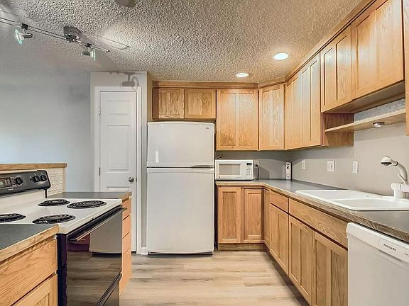 3rd image of 1008 N Corona St APT 607