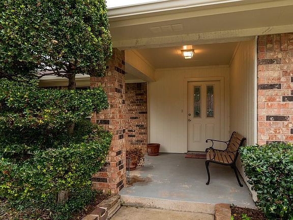 4th image of 832 Saddlebrook Dr S