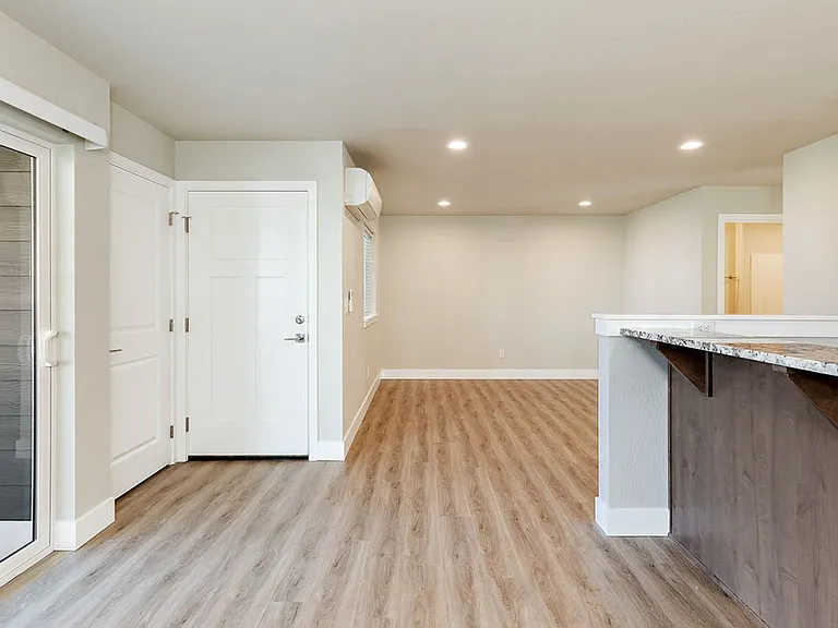 405-415 E Rapp Rd — Photo 16