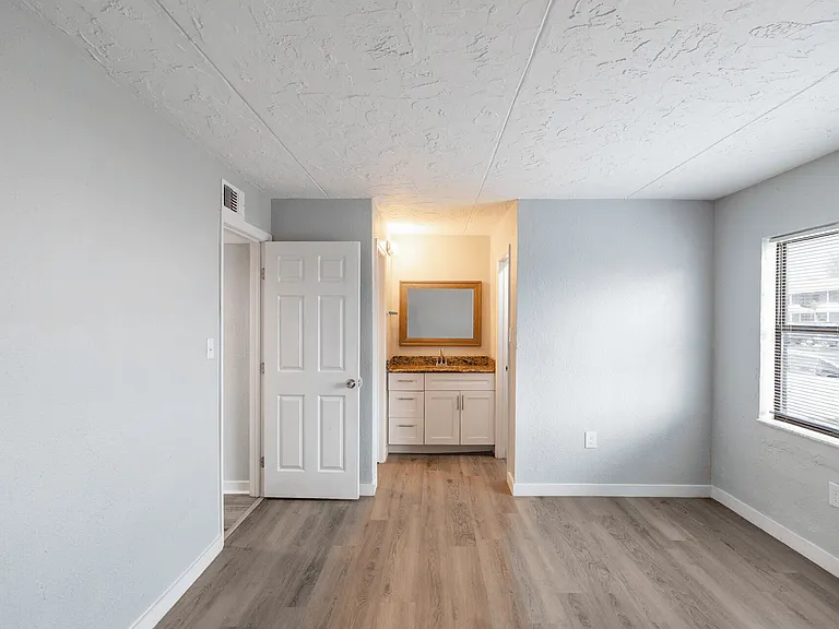Coral Harbor Apartments — Photo 10