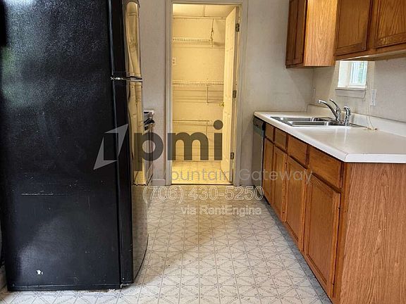4th image of 131 Primrose Dr #A