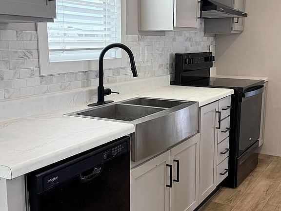 5th image of 2132 Bonham St