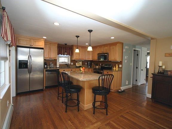 4th image of 42 Hillside Ave