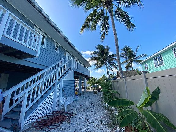 entry stair w/ shower under