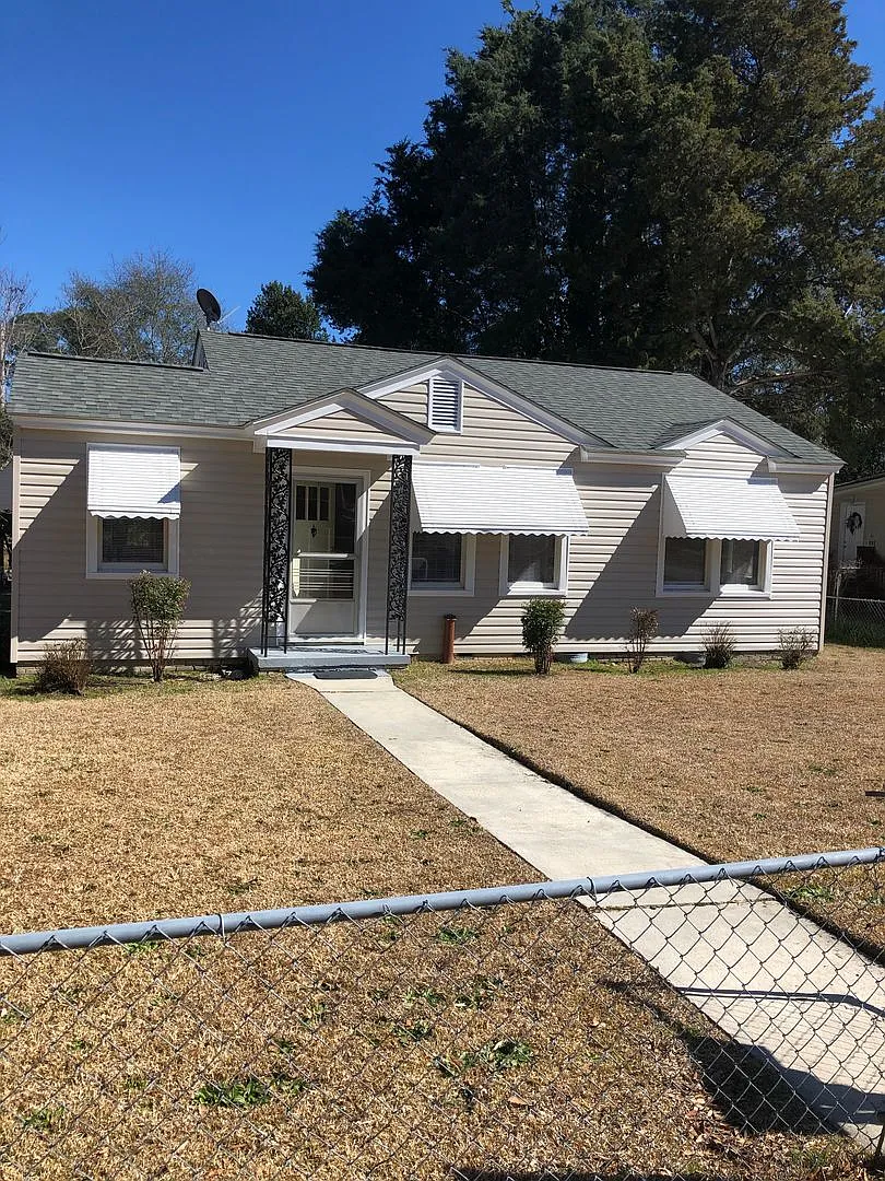2 Bedroom House off of Rosewood Available Now — Photo 1