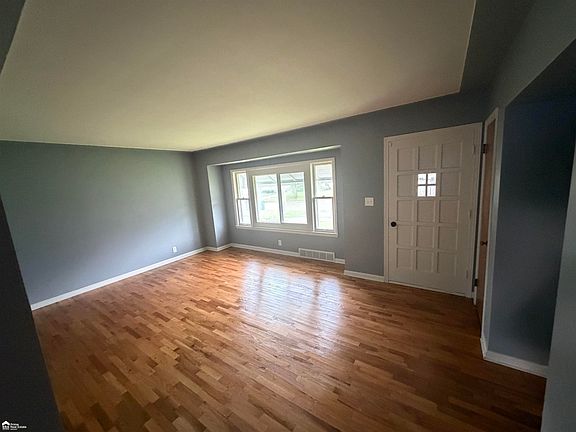 4th image of 3513 Yale St