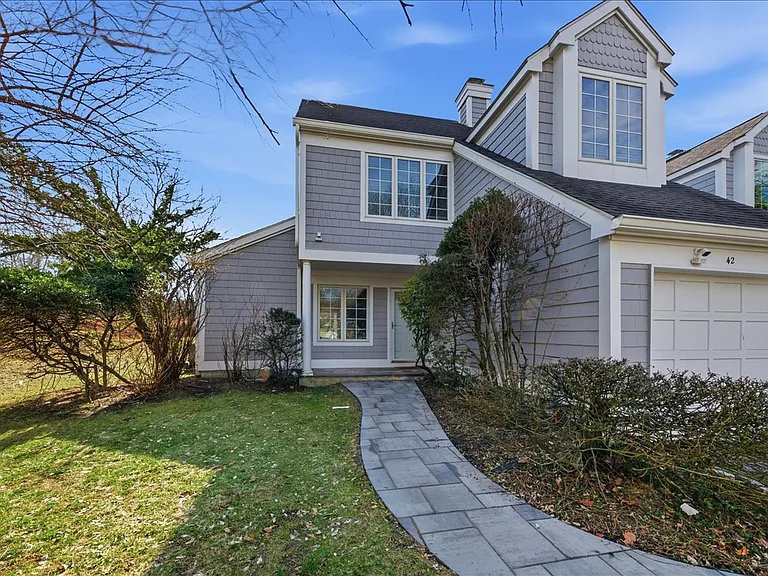 42 Clarewood Dr — Photo 2