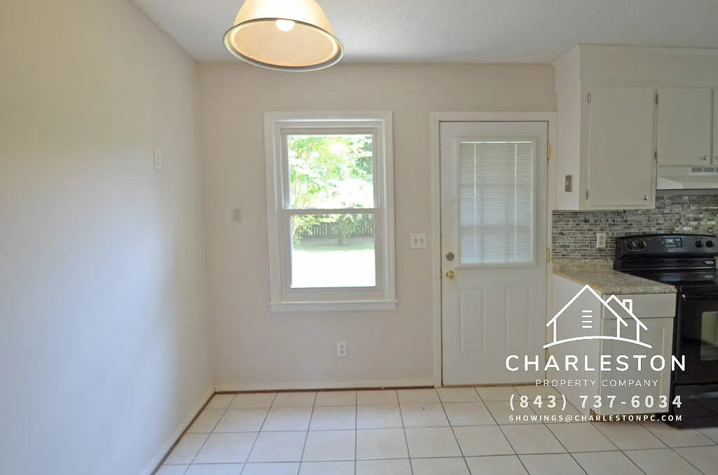 3 bed, 1.0 bath, 929 sqft, $1,850 — Photo 2