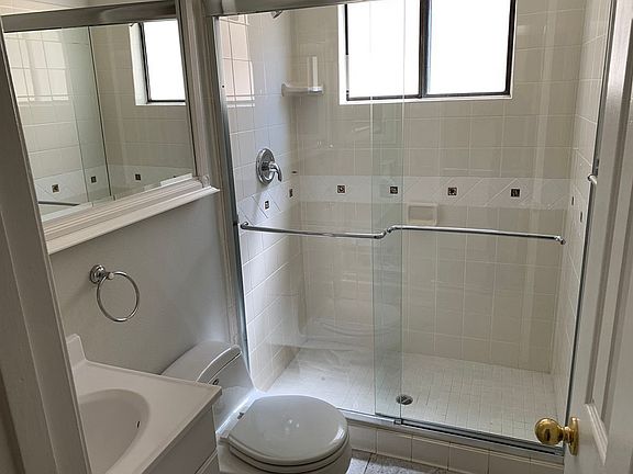 5th image of 7104 Yarmouth Ave