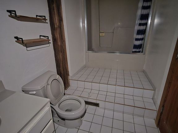 4th image of 79 Quaker Hill Rd