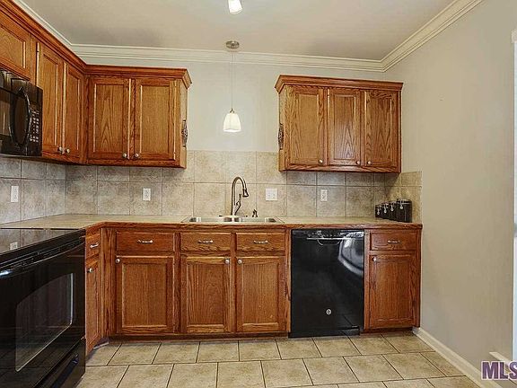 4th image of 15182 Sweet Pecan Ave