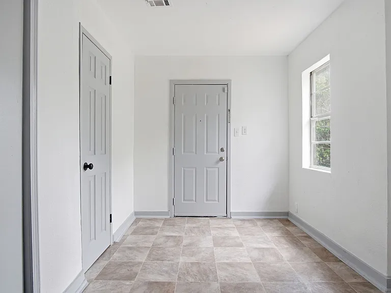 2228 SW Grand Blvd — Photo 4