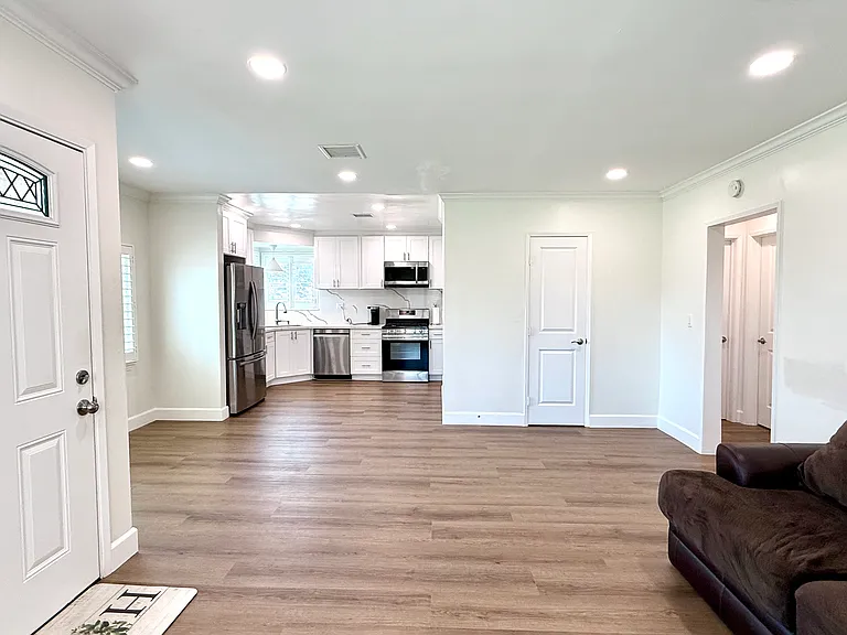 21316 Lynton Ave — Photo 5