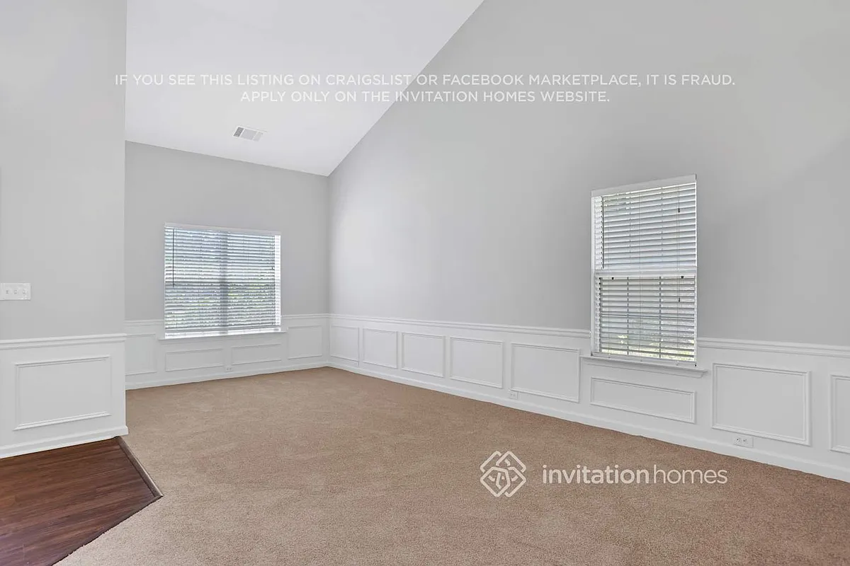 Building Photo - 1700 Chanson Pl NE