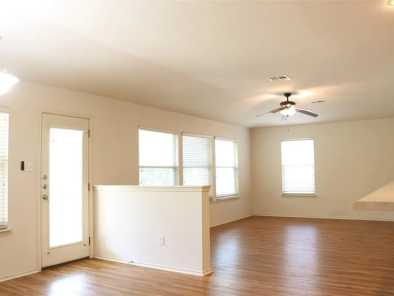 1811 W Pflugerville Pkwy — Photo 12