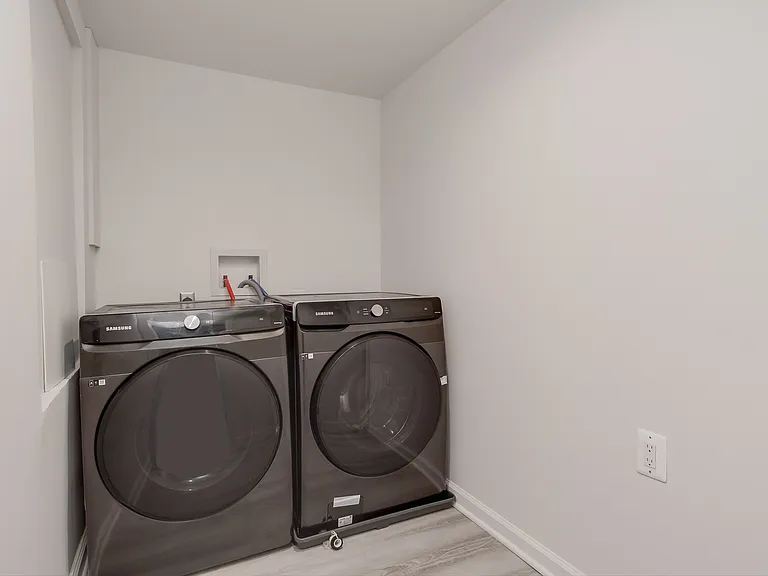 489 E Church St #B — Photo 11
