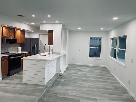 2nd image of 808 SE Degan Dr