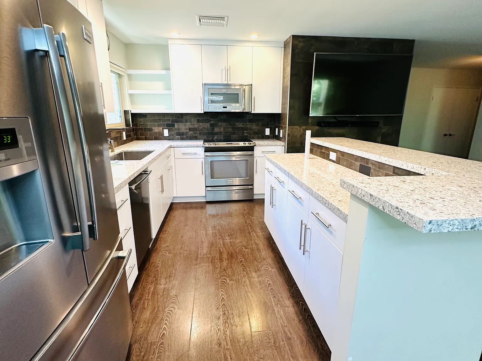 3 bed, 1290 sqft, $3,700 — Photo 4