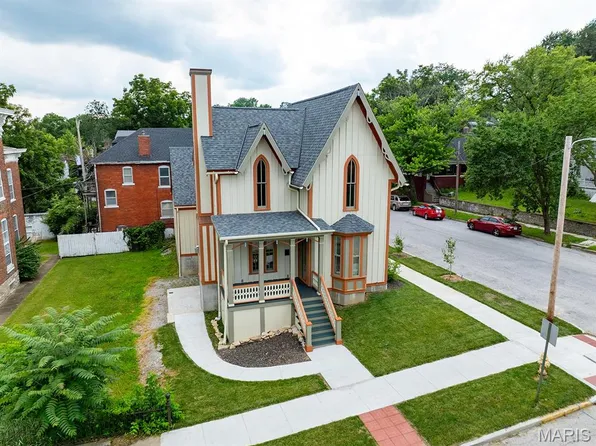 221 N 6th St, Hannibal, MO 63401