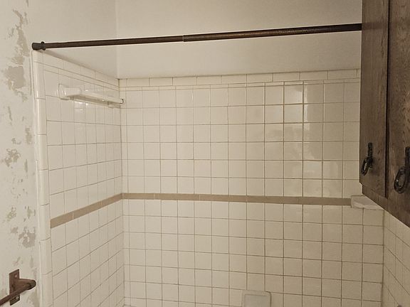3rd image of 1225 N Ironwood Pl House 3