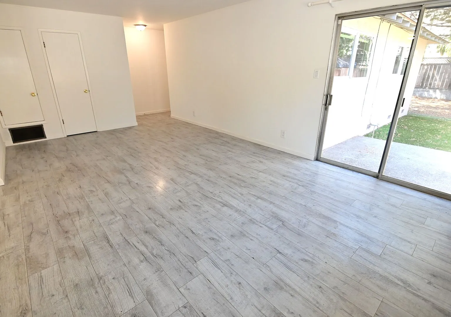 1295 Flora Ave, San Jose, spacious 2 bedroom 1 bath West San Jose duplex. — Photo 3