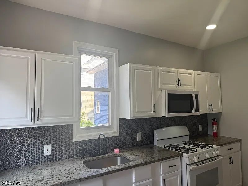 5 bed, 2.0 bath, $4,000 — Photo 2