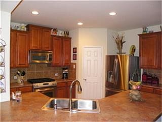4th image of 529 Lake Point Dr