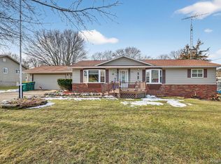 516 Sunnyslope Dr, Flushing, MI 48433