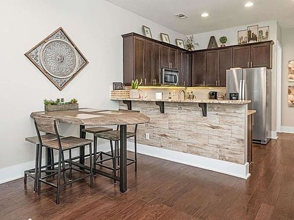 3rd image of 904 Barristers Ct