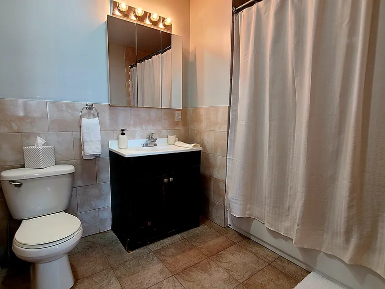 Spacious Full Bath