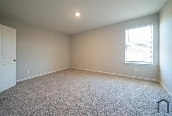 5 bed, 2700 sqft, $3,200 — Photo 4
