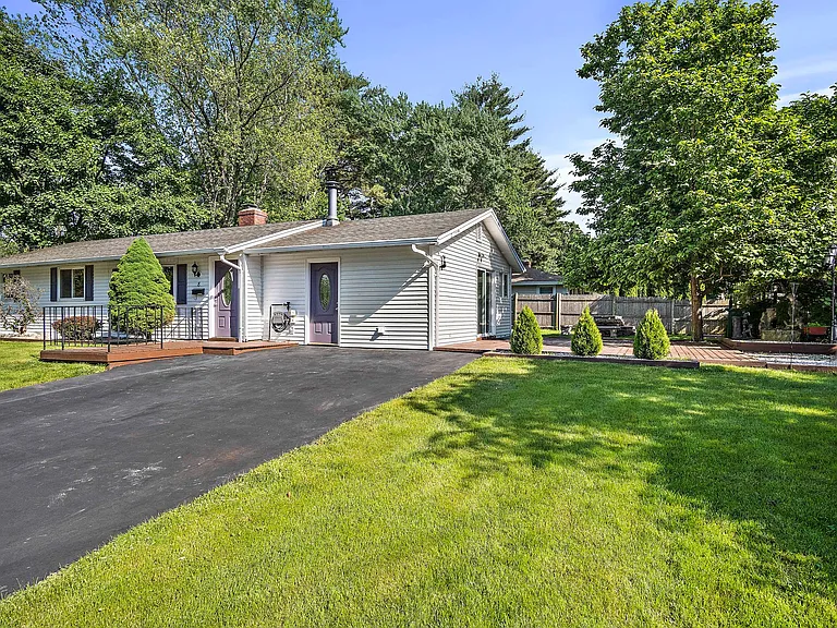 8 Carver Rd — Photo 1