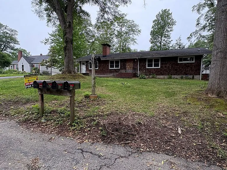 3 bedroom 3 bath in Spartanburg with Lots of Space Workshop in the garage!! — Photo 19