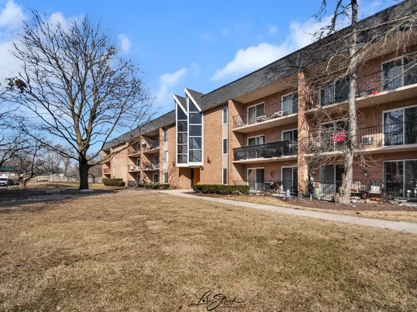 1052 N Mill St APT 207, Naperville, IL 60563