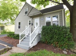 1913 W Cedarwood Cir, Round Lake Heights, IL 60073