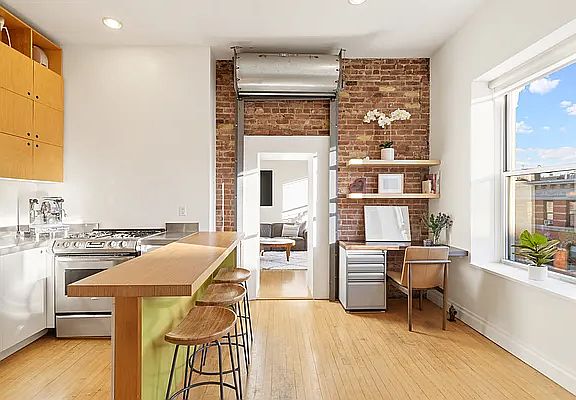 4th image of 225 E 4th St APT 24