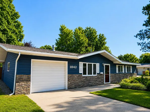 1842 Eisenhower Cir, Aberdeen, SD 57401