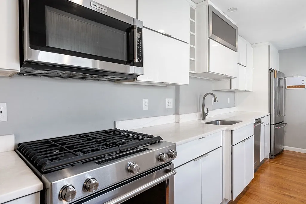 2 bed, 2.0 bath, 1318 sqft, $3,700 — Photo 3