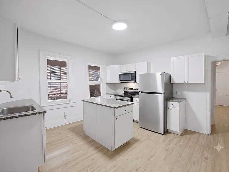 2204 E Carson St — Photo 2