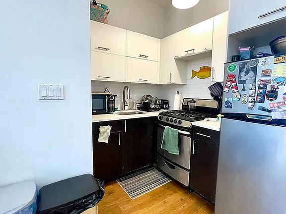 5th image of 226 Troutman St APT 2R