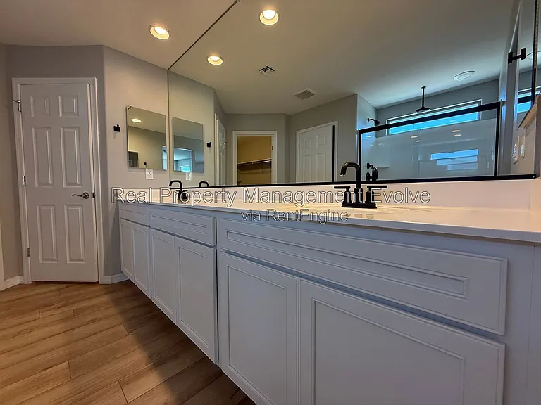 5618 N 87th Dr — Photo 18