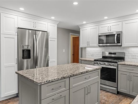 4th image of 569 Hill Farm Rd