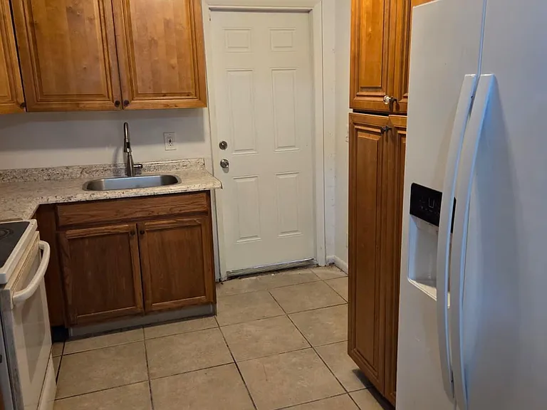 1633 W 28th St #B — Photo 4