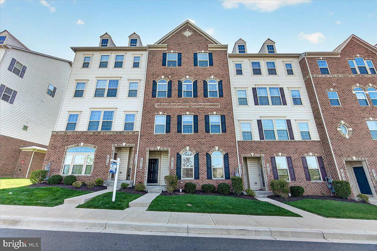 3 bed, 2.5 bath, 2806 sqft, $2,800 — Photo 1