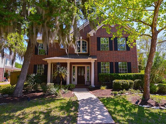 Welcome to established landscaping and a low maintenance building exterior that is primarily brick veneer.