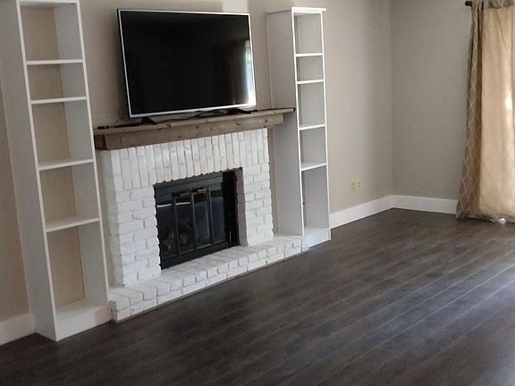 LR fireplace w/ built ins
