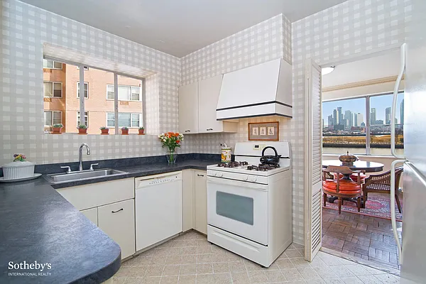 Sold by Sotheby's International Realty | media 7