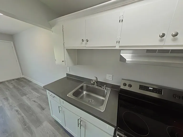 401 E Poplar Avenue — Photo 4