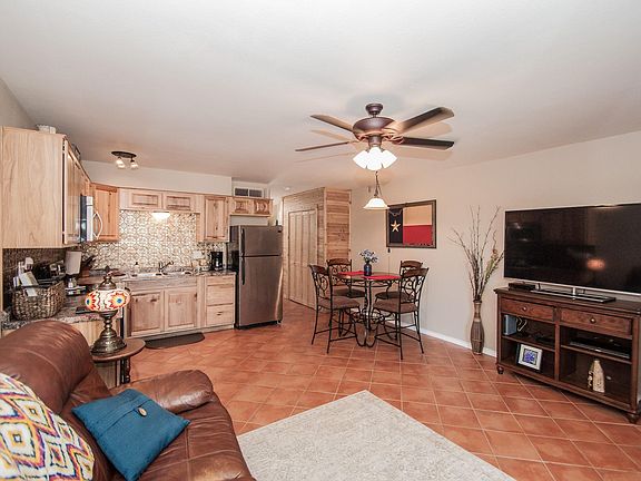 5th image of 943 Parkview Dr APT C1